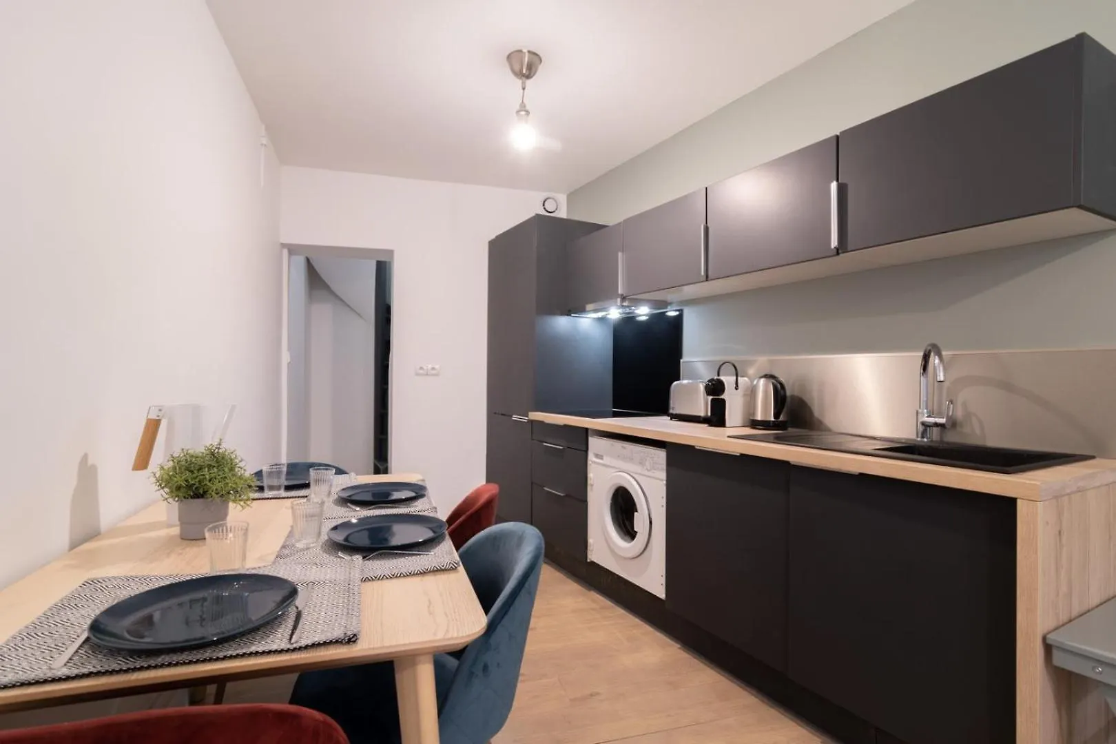 Lille Centre: 2Bed 2Bath Apartment! 0*,  France
